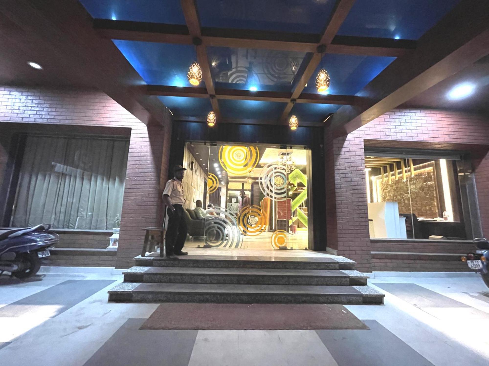 Hotel Kuber Palace ! Puri Near-Sea-Beach-And-Temple Fully-Air-Conditioned-Hotel With-Lift-And-Parking-Facility Eksteriør bilde