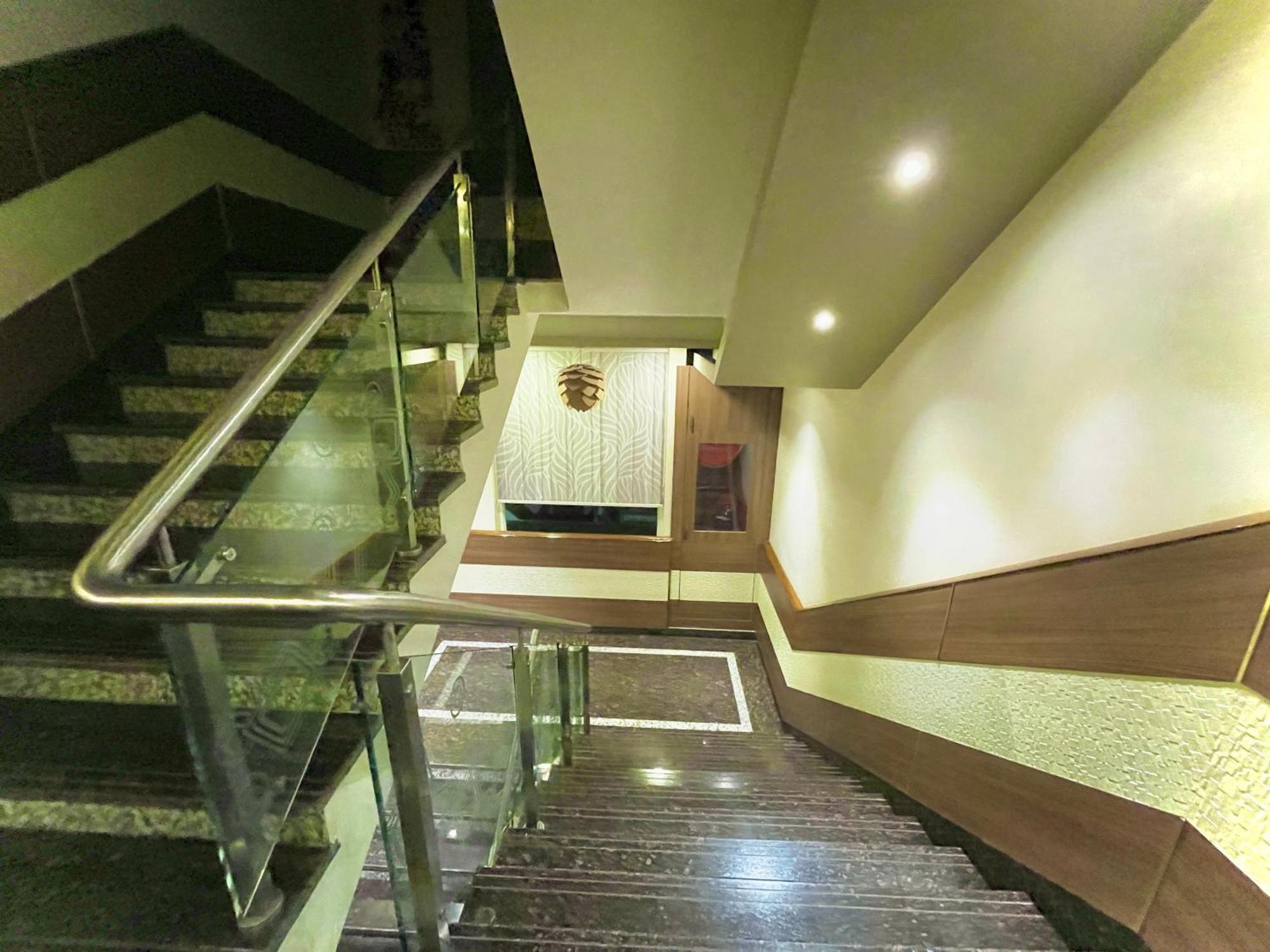 Hotel Kuber Palace ! Puri Near-Sea-Beach-And-Temple Fully-Air-Conditioned-Hotel With-Lift-And-Parking-Facility Eksteriør bilde